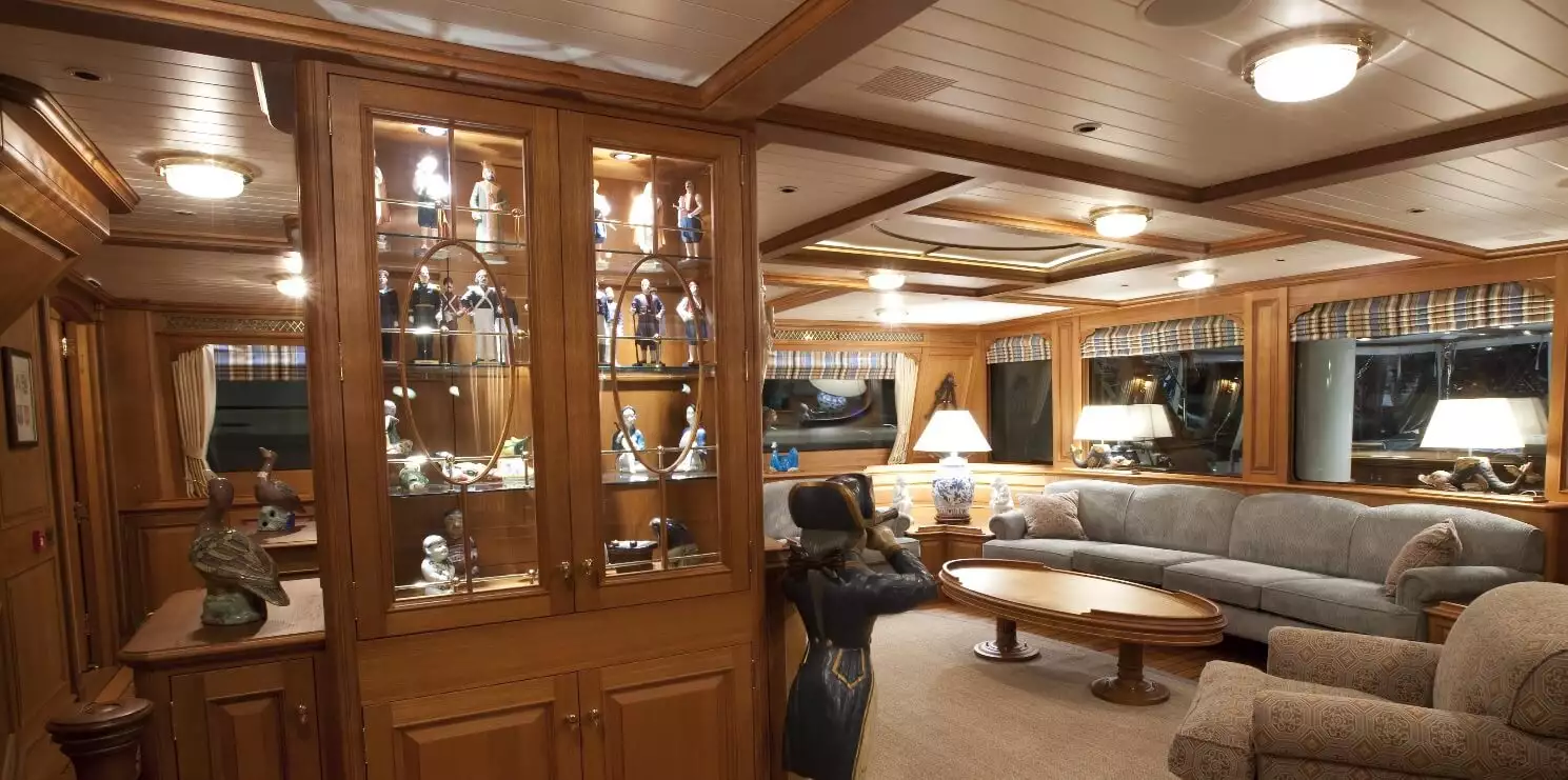 Interior do iate à vela marinho RMK NAZENIN V