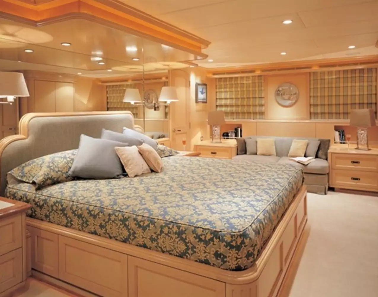 Interno della cattiva compagnia dello yacht Trinity