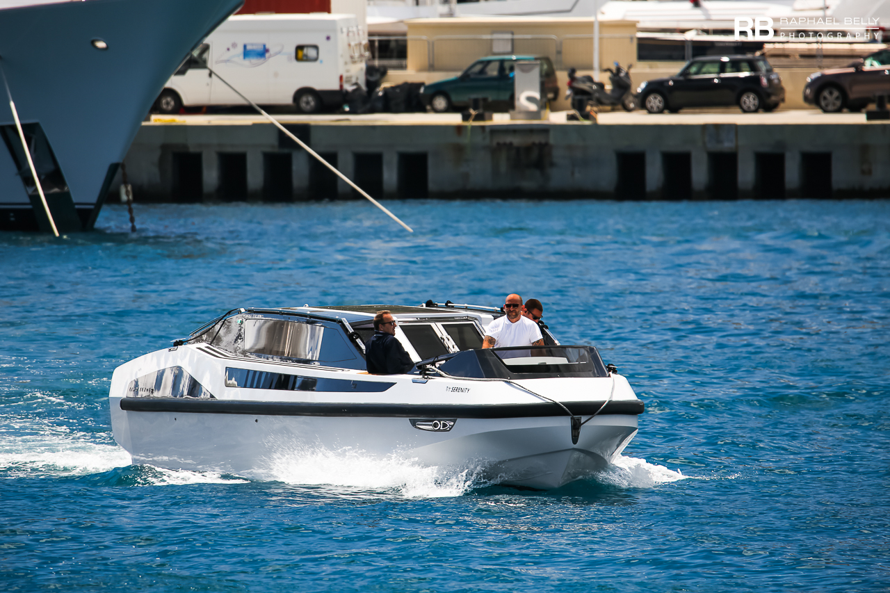 Tender To Serenity Yacht • Limo • Konig