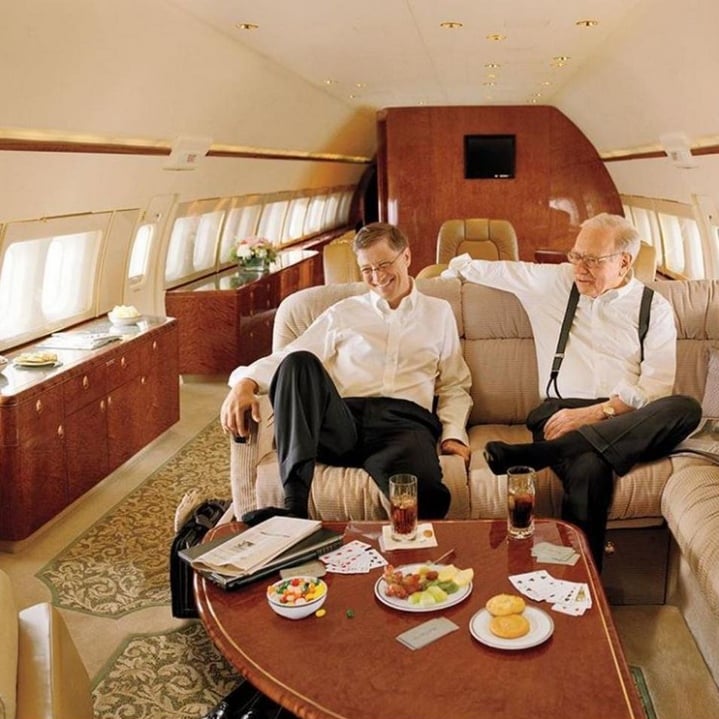 Bill Gates en Warren Buffet aan boord van Net Jets Boeing BBJ