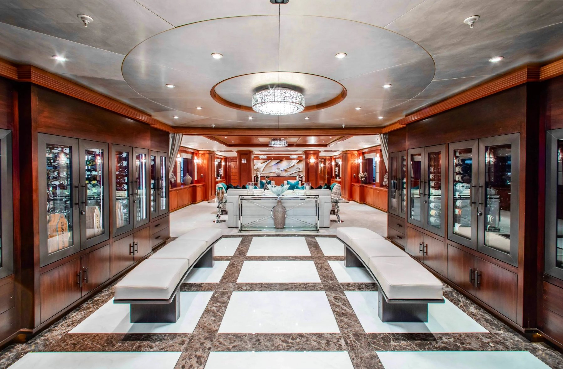 Intérieur du Trinity Yacht SKYFALL