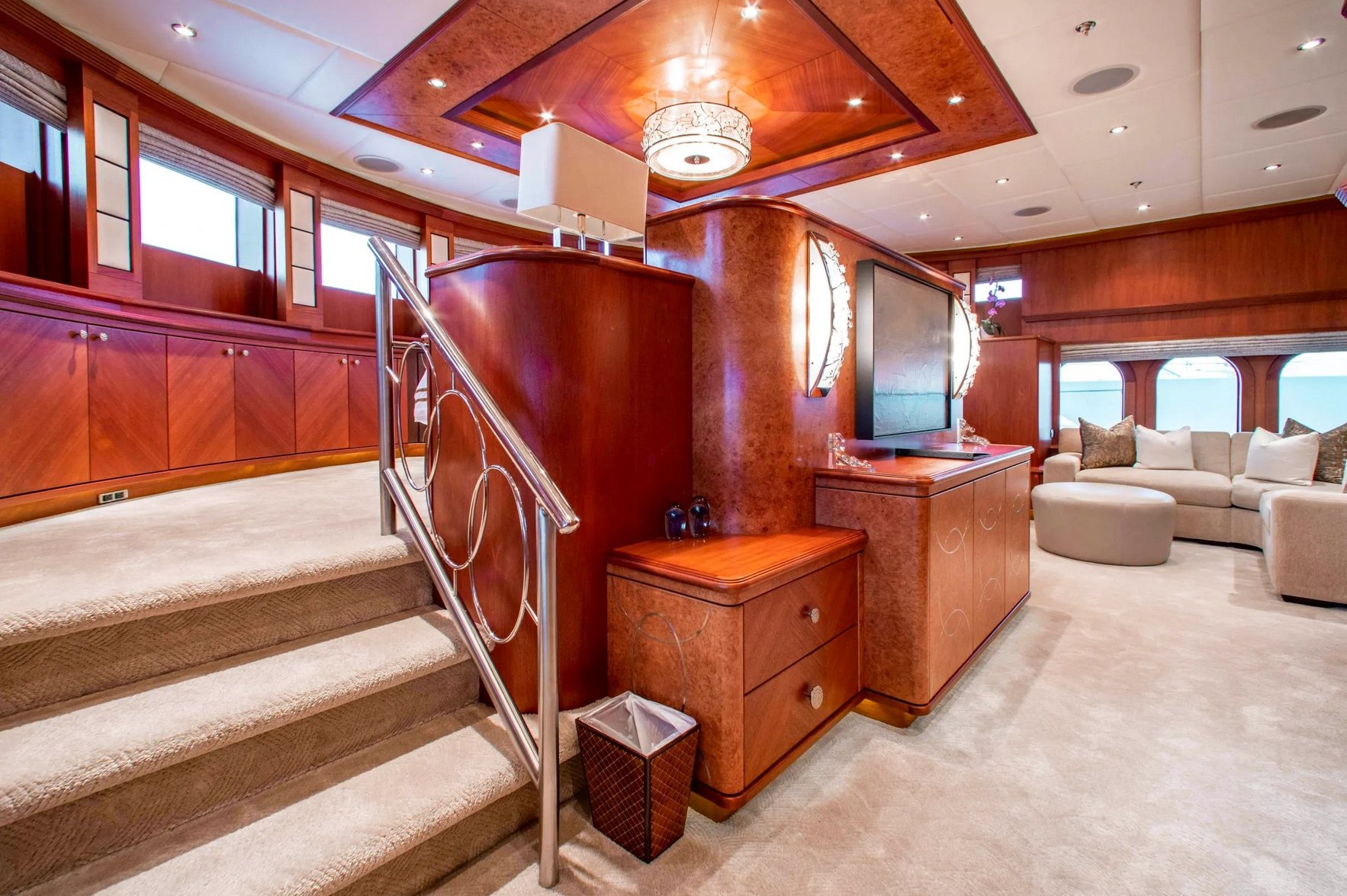 Interno del Trinity Yacht SKYFALL