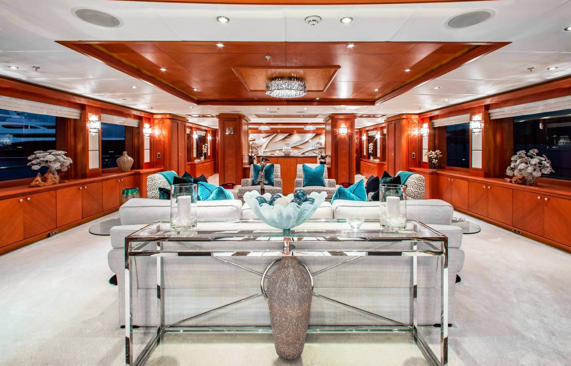 Interno del Trinity Yacht SKYFALL