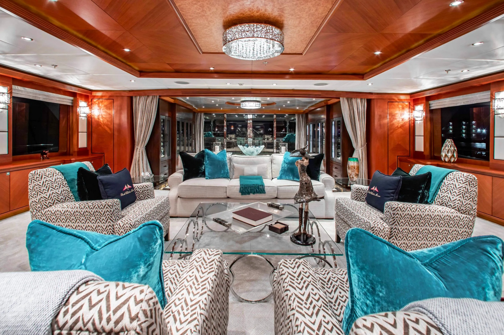 Interno del Trinity Yacht SKYFALL