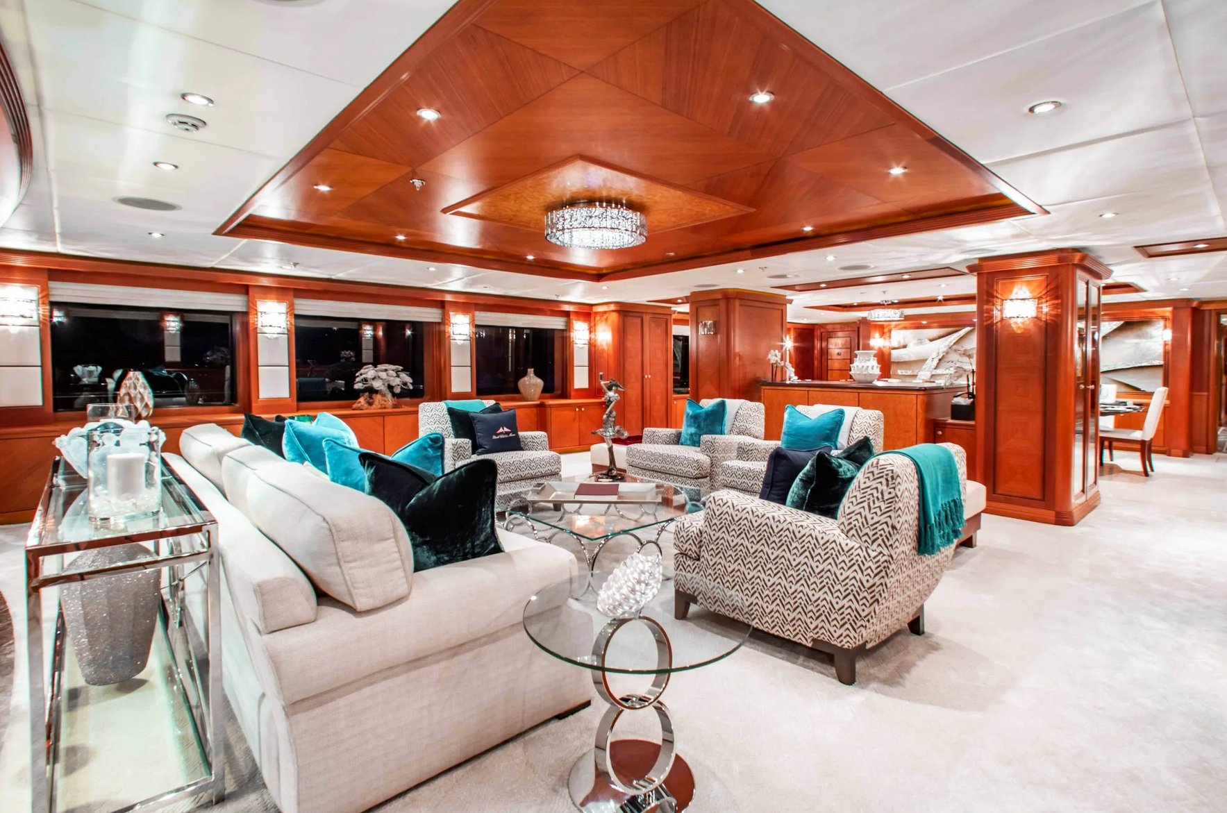 Intérieur du Trinity Yacht SKYFALL