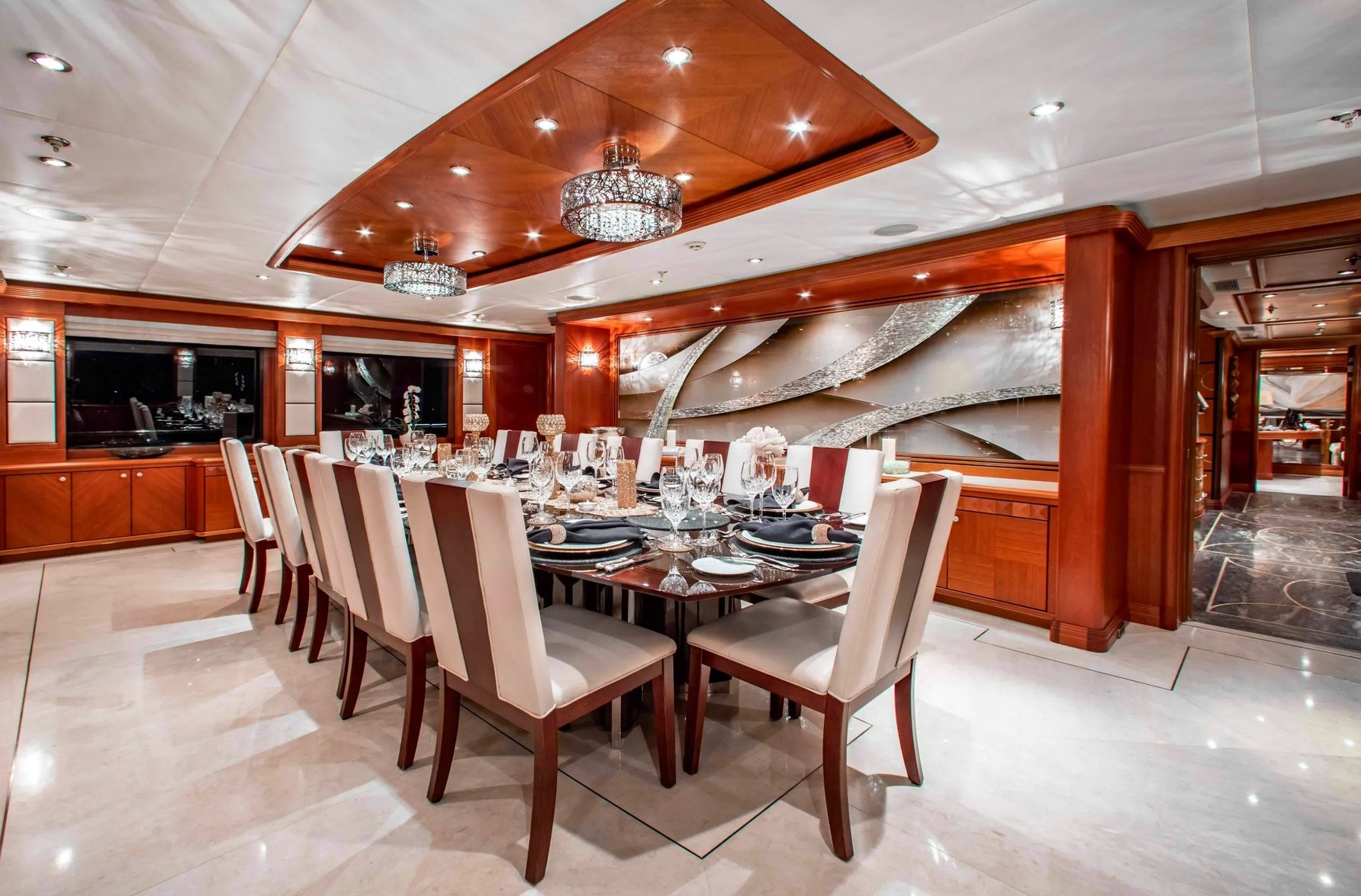 Interno del Trinity Yacht SKYFALL