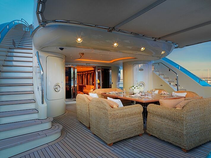 Intérieur du yacht ISA AQUAMARINA