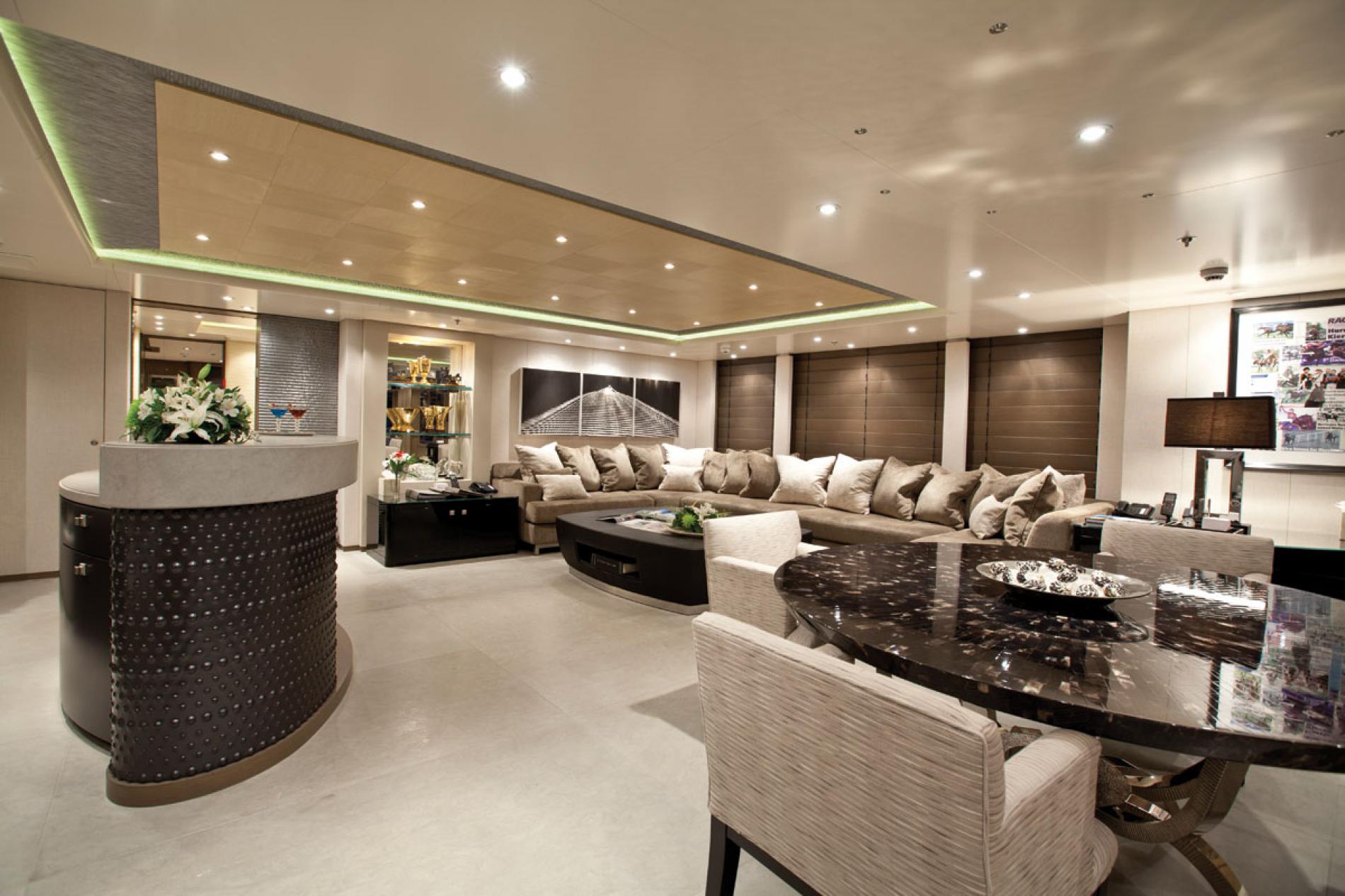 Interior da corrida de furacões de iate Feadship