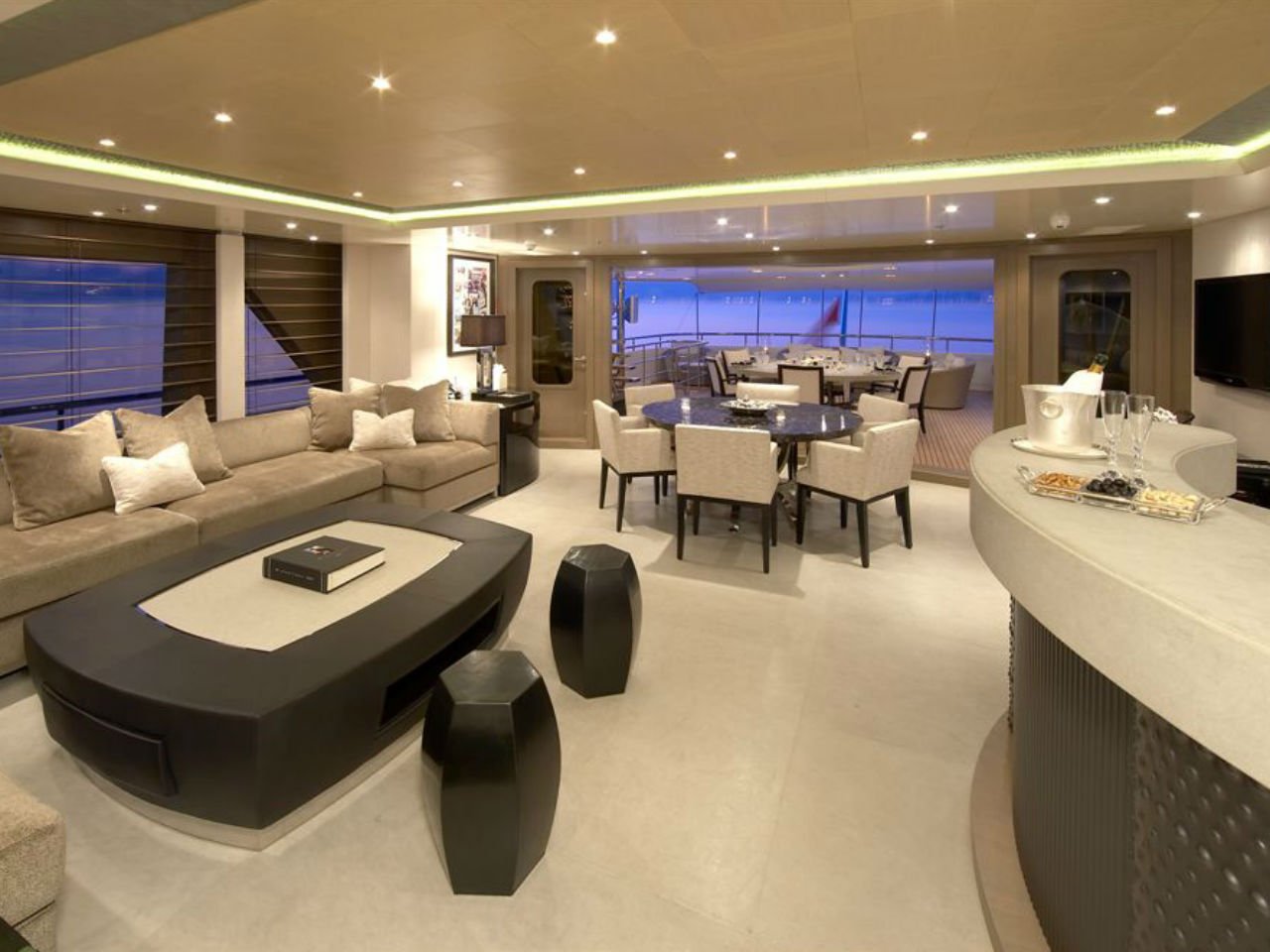 Interior da corrida de furacões de iate Feadship