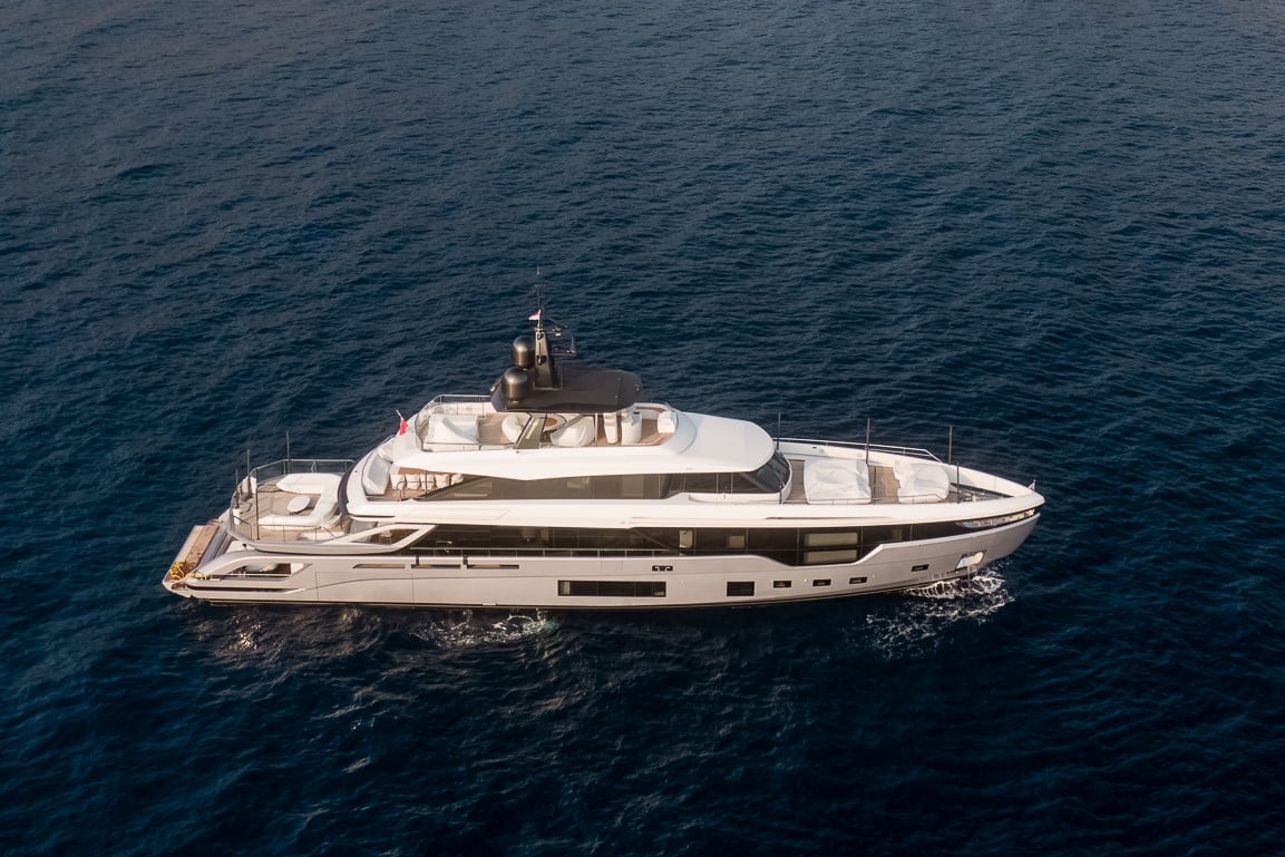 SHABBY Yacht • Azimut • 2021 • Proprietário Milionário Europeu
