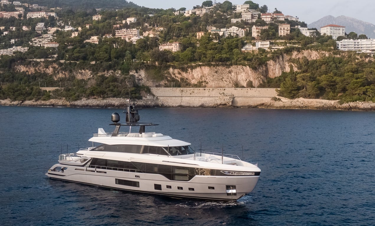 SHABBY Yacht • Azimut • 2021 • Proprietário Milionário Europeu
