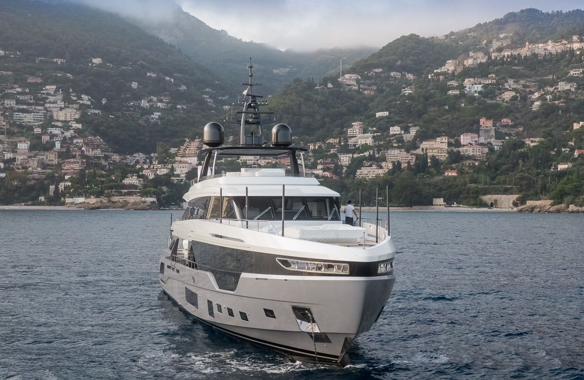 SHABBY Yacht • Azimut • 2021 • Proprietário Milionário Europeu