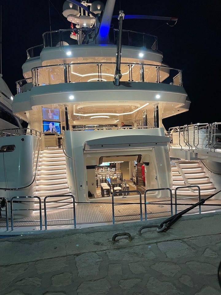 dentro del yate Boardwalk Feadship