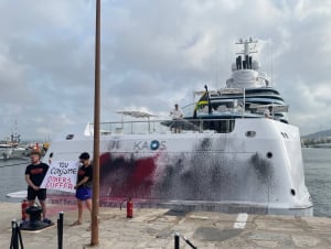 Yate Kaos destrozado en Ibiza