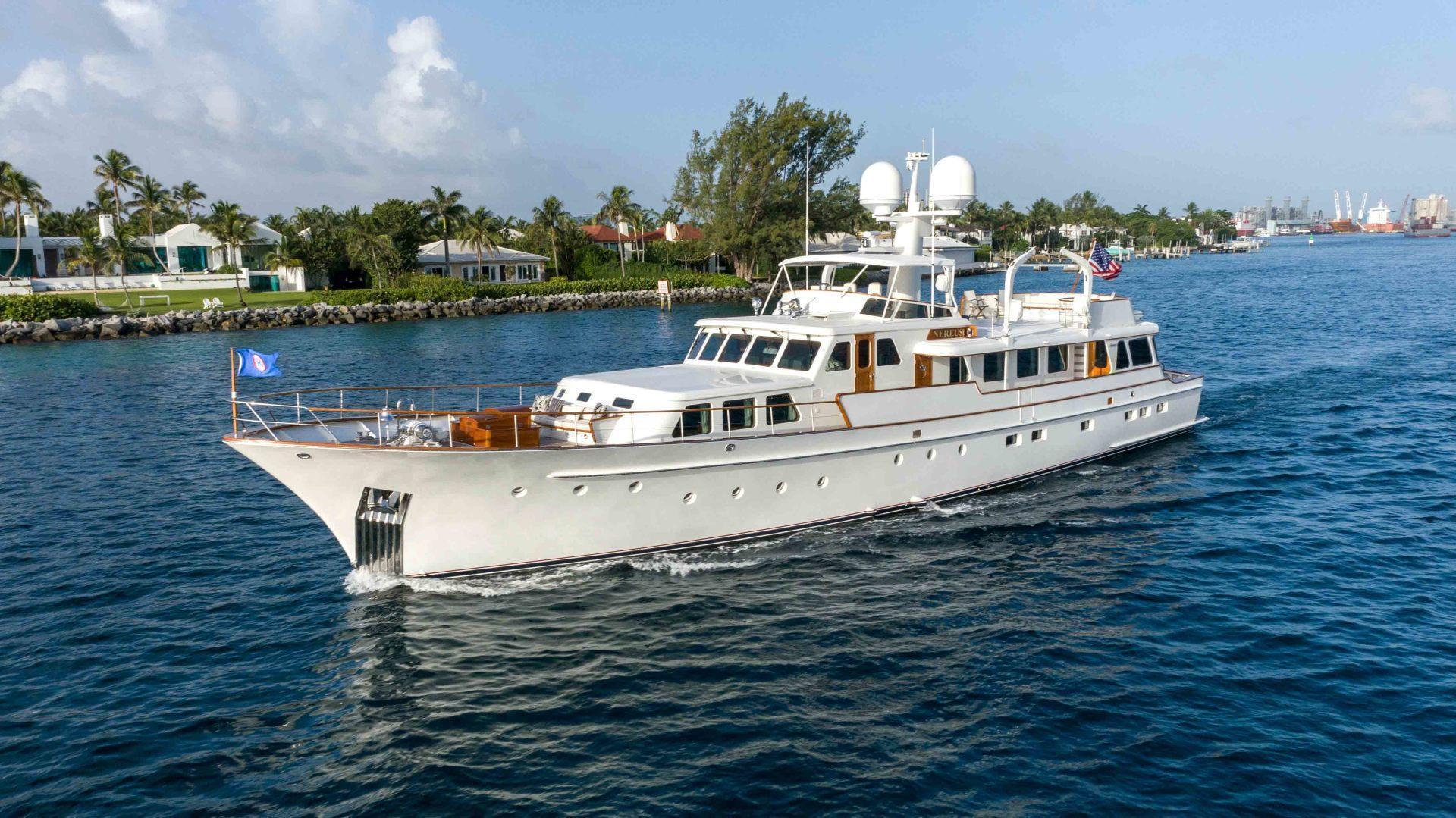 BLACKHAWK Yacht • Feadship • 1979 • Proprietário da família Rocky Wirtz