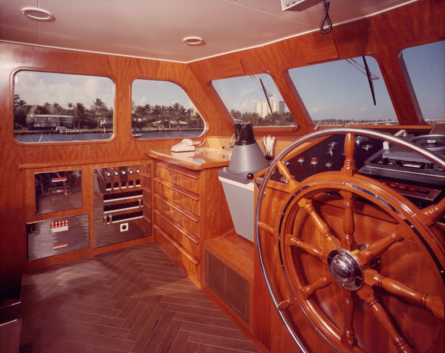 Interior do iate Feadship BLACKHAWK