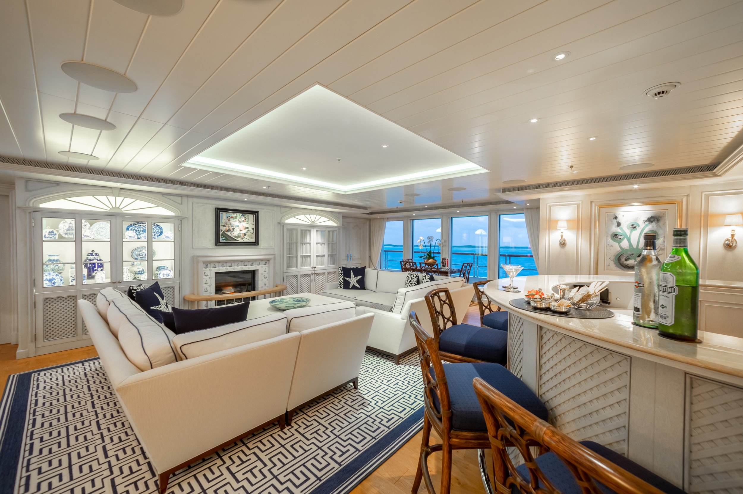 Huntress yacht interior (Skylounge)