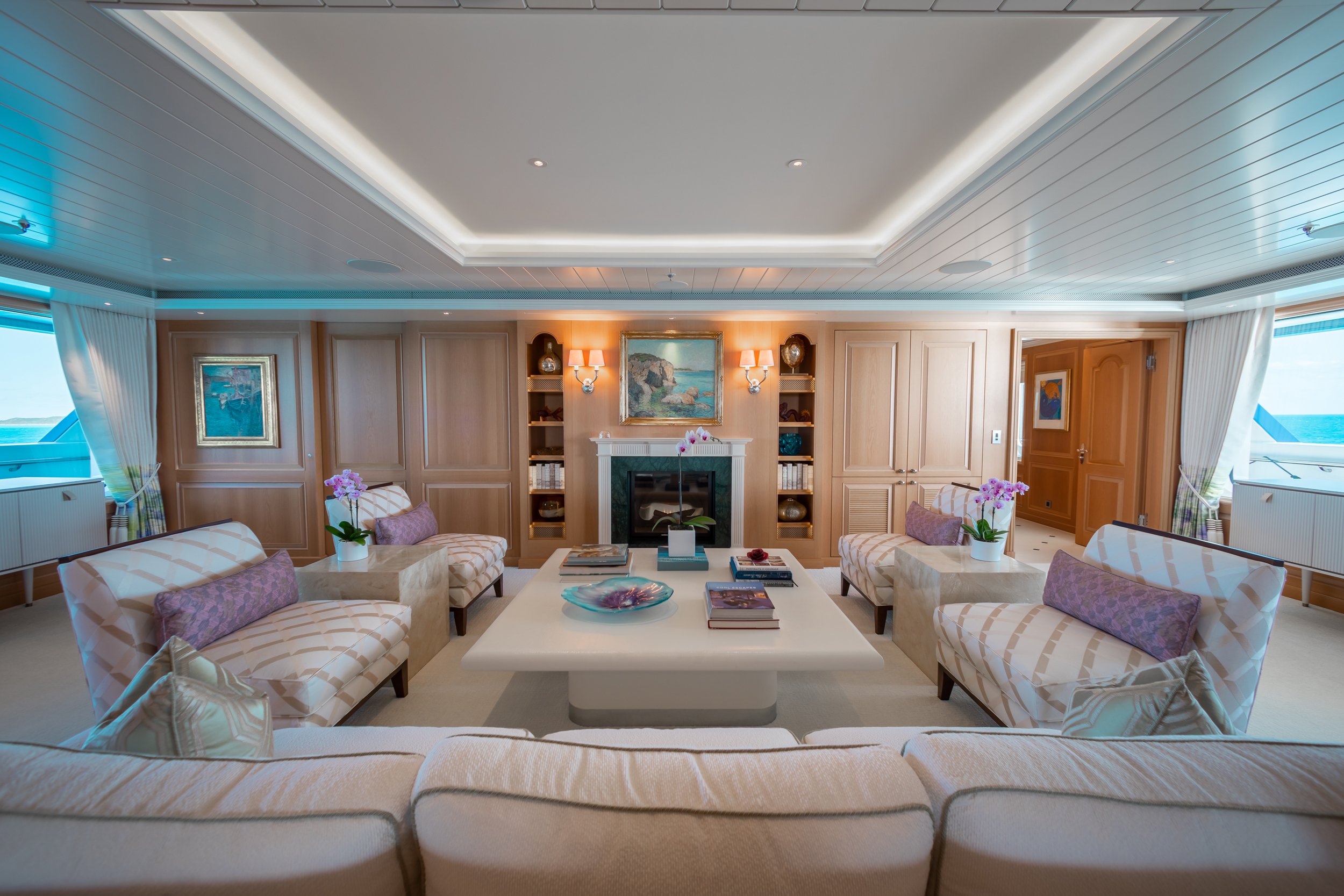 Lurssen yacht HUNTRESS interior (Main salon)