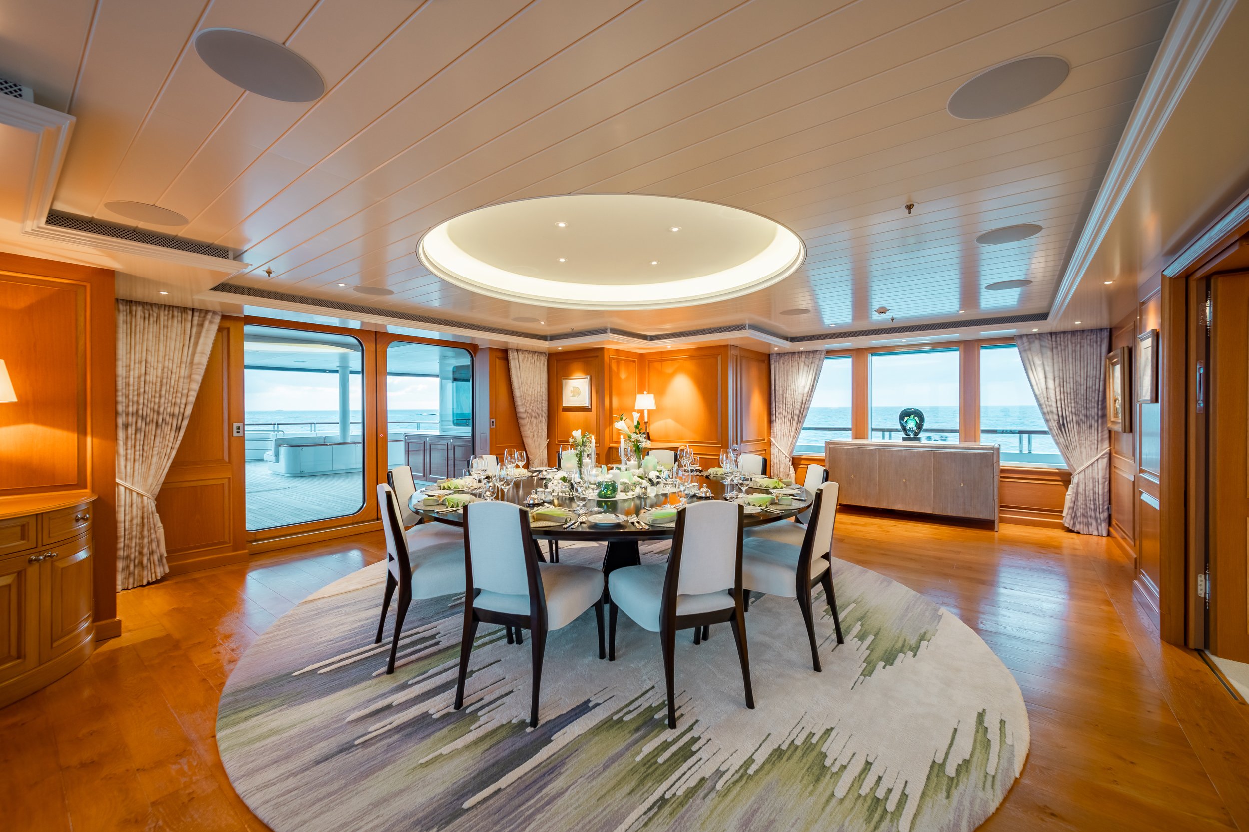 Lurssen yacht HUNTRESS interior (Main salon)