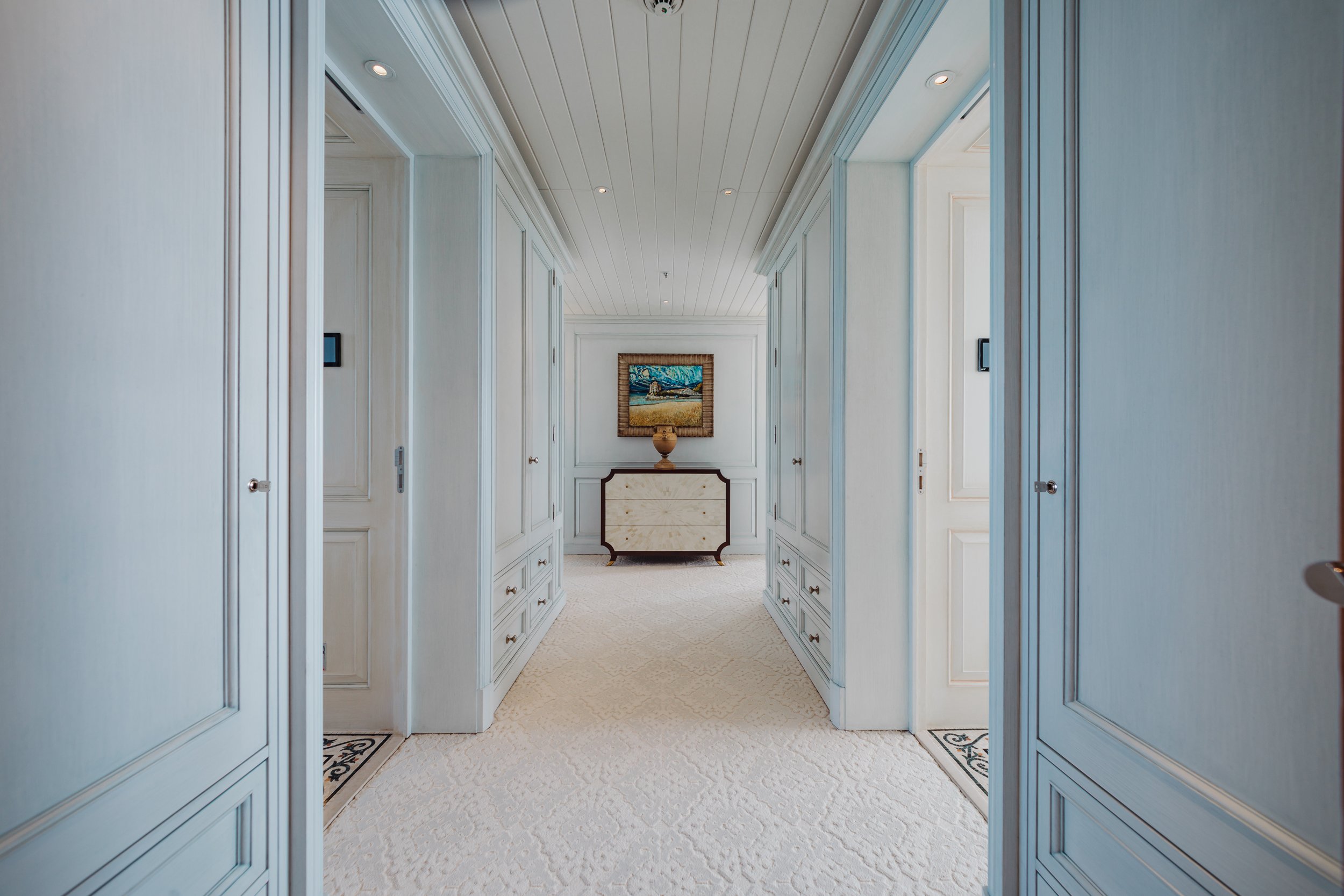 Lurssen yacht HUNTRESS interior (master suite) 