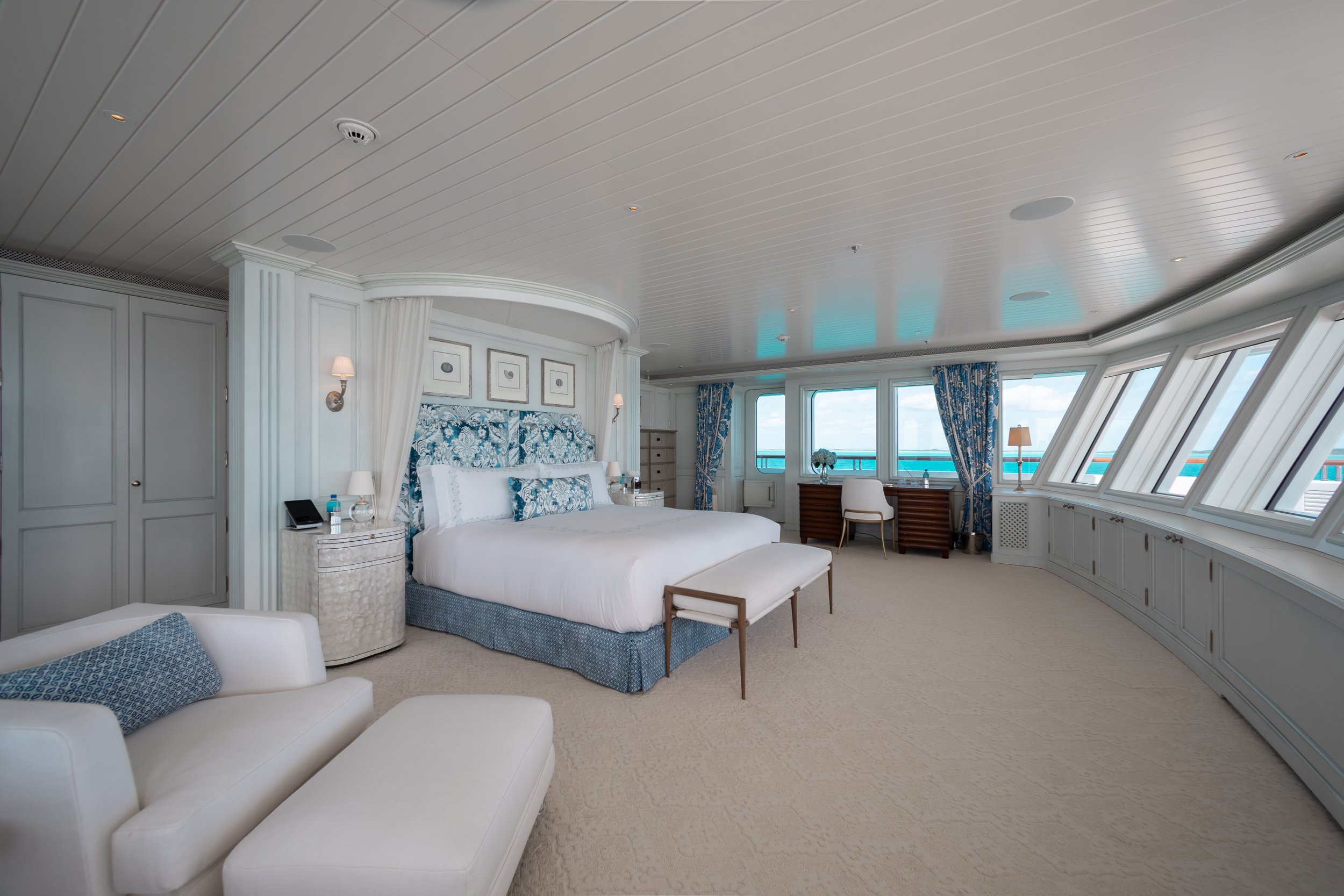 Lurssen yacht HUNTRESS interior (master suite) 