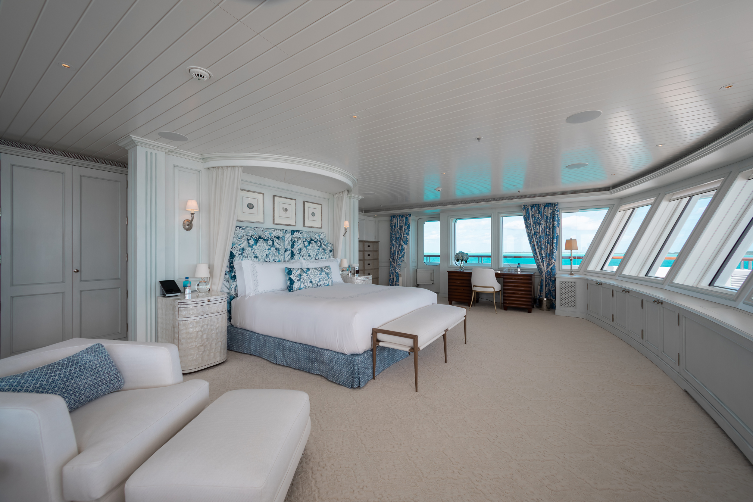 Lurssen yacht HUNTRESS interior (master suite) 