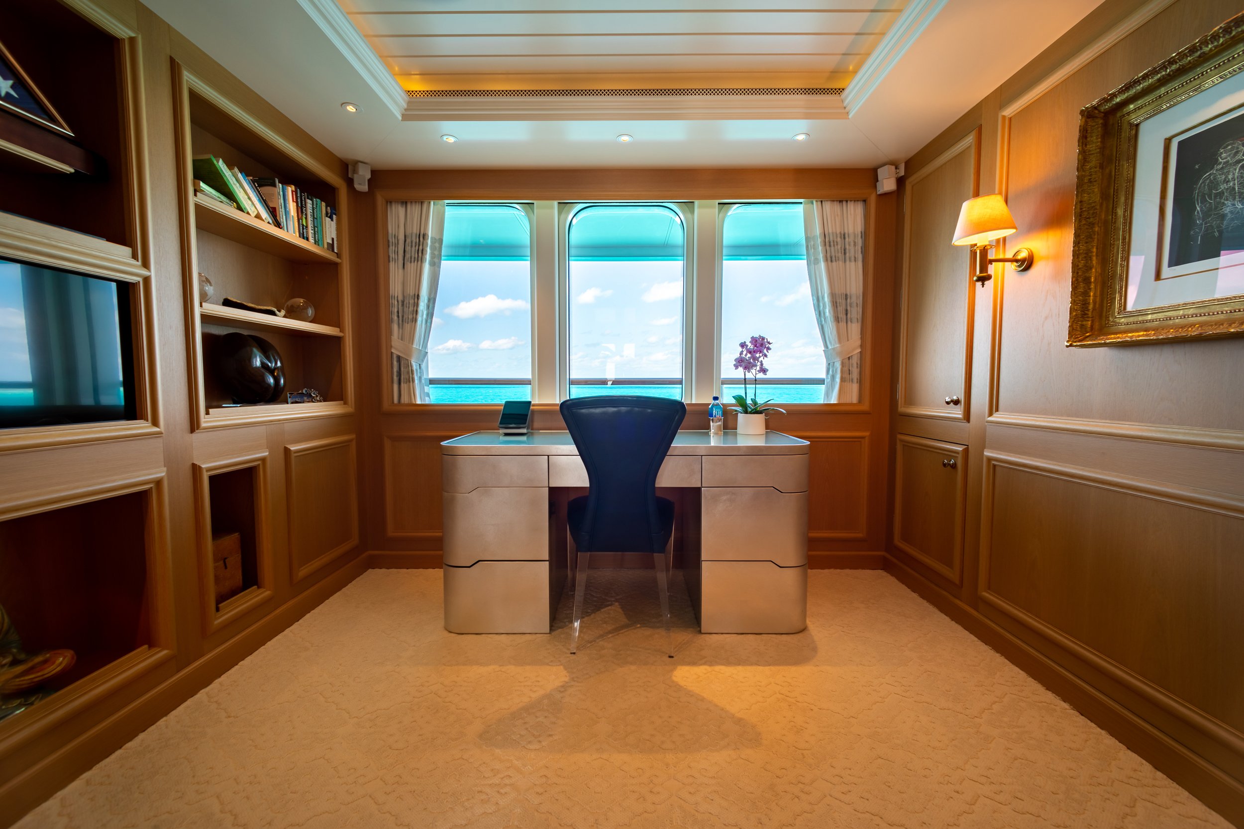 Lurssen yacht HUNTRESS interior (master suite) 