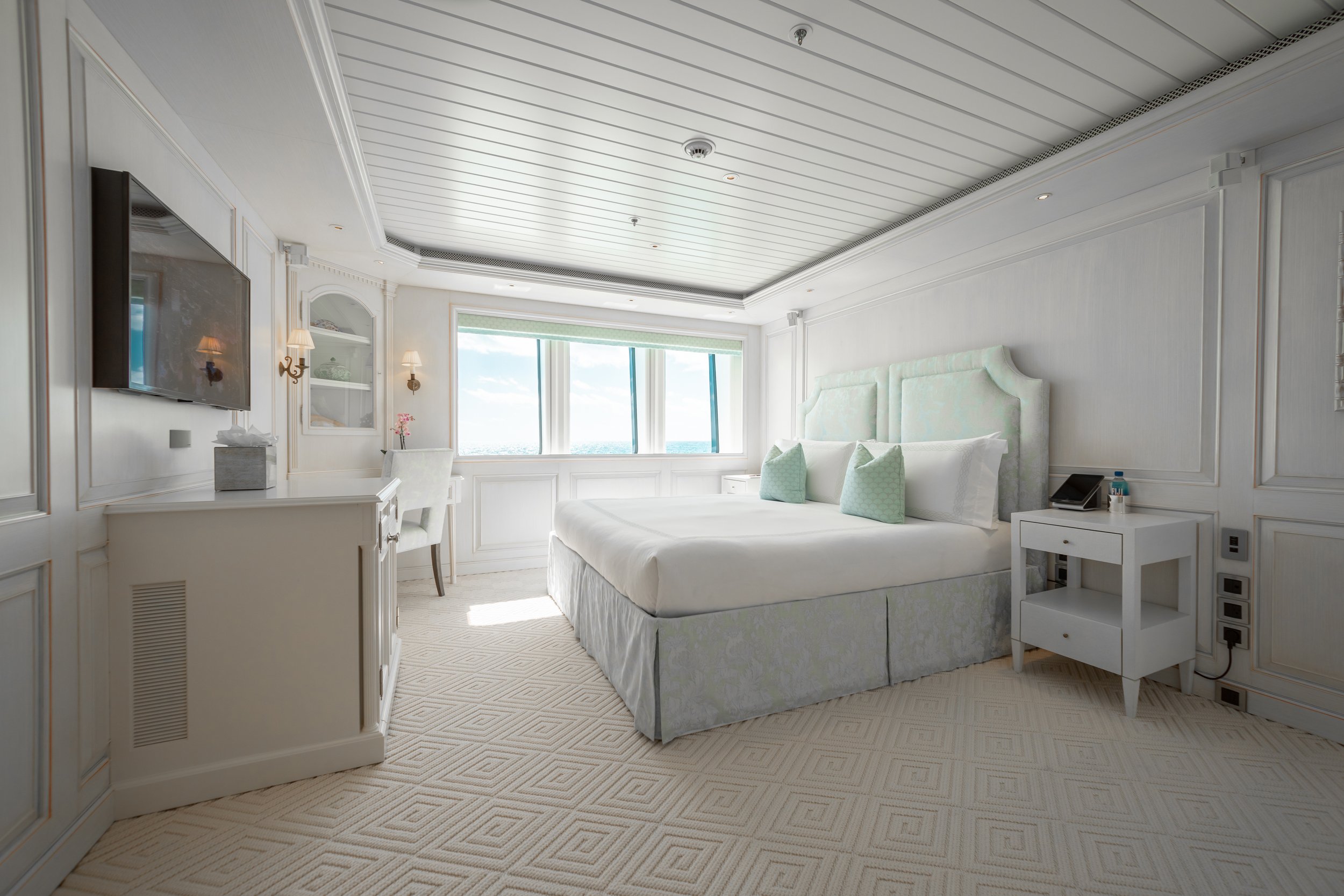 yacht Huntress staterooms