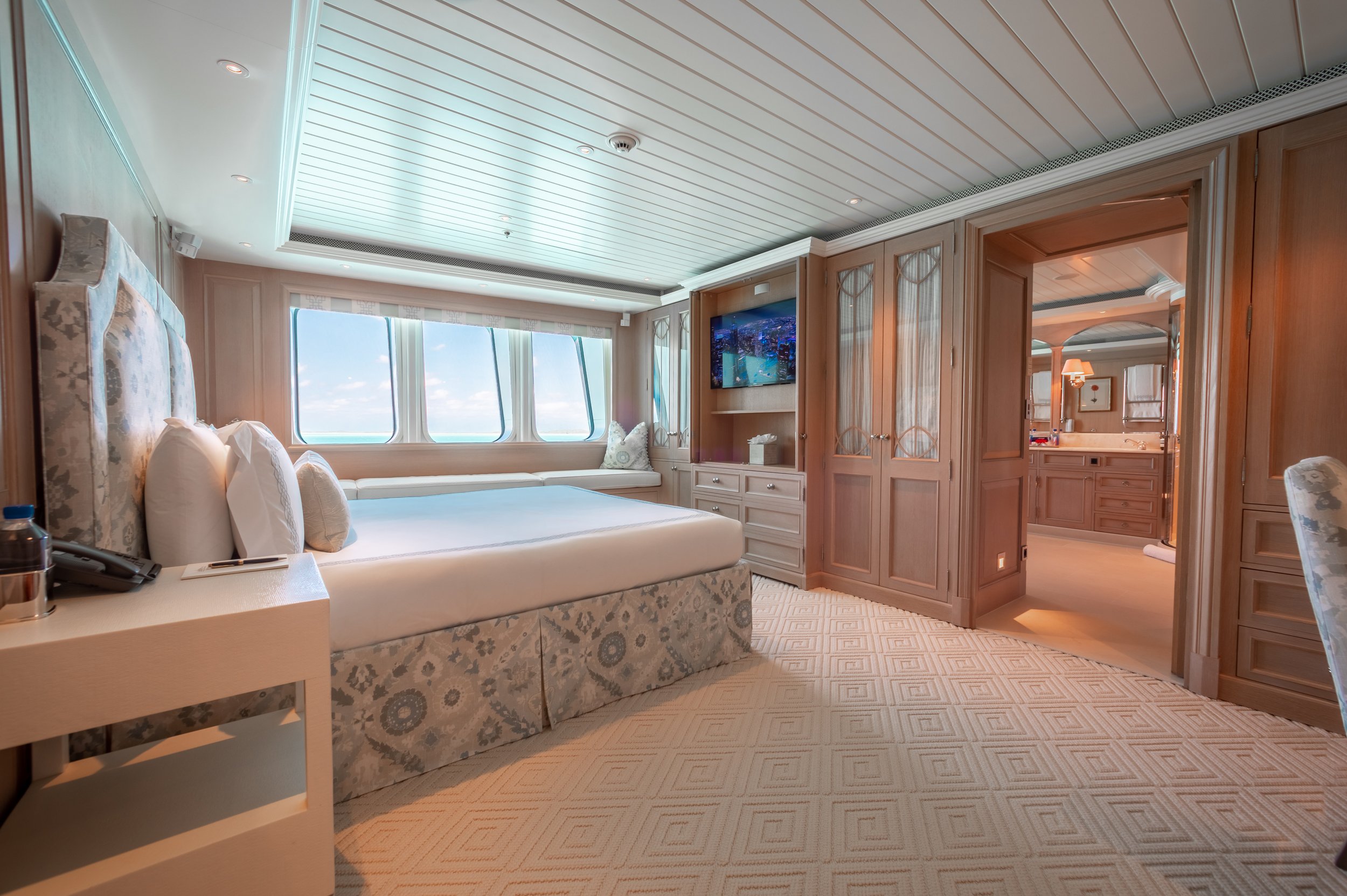 yacht Huntress staterooms