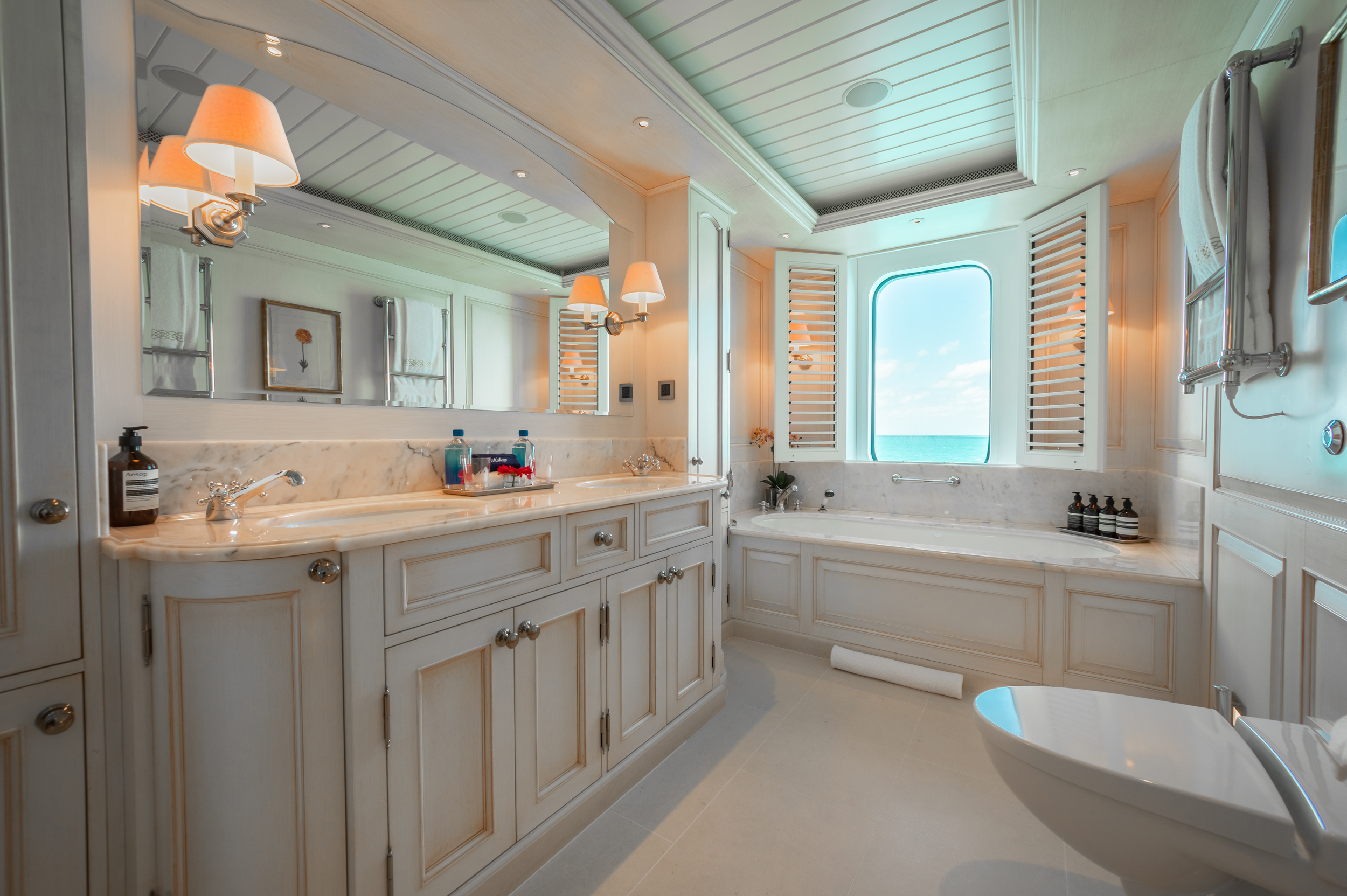 yacht Huntress staterooms