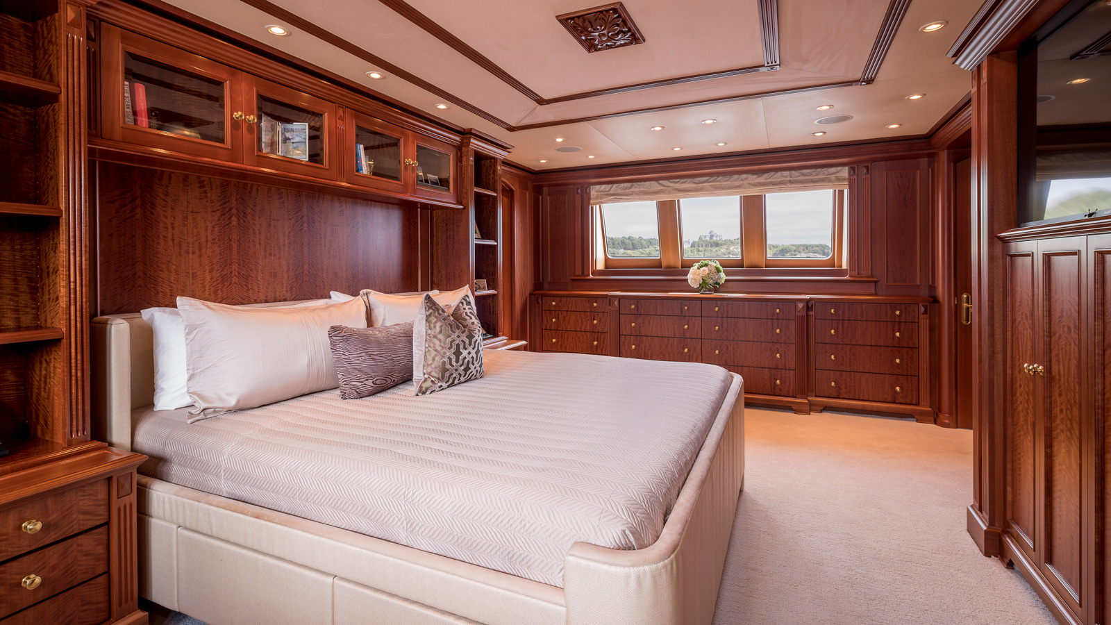 Burger yacht MAMAMIA interior