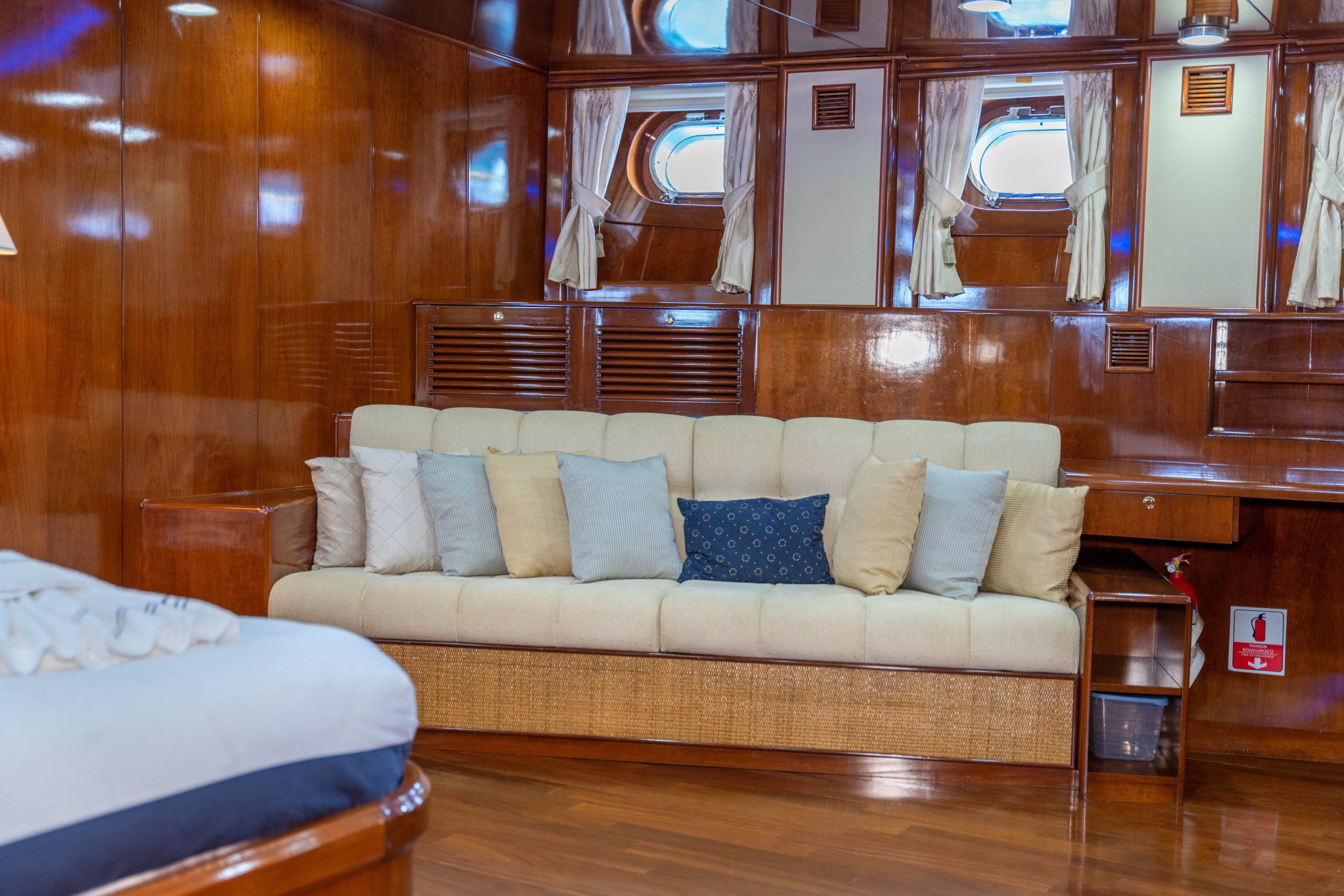 Interior do iate à vela SEA DREAM