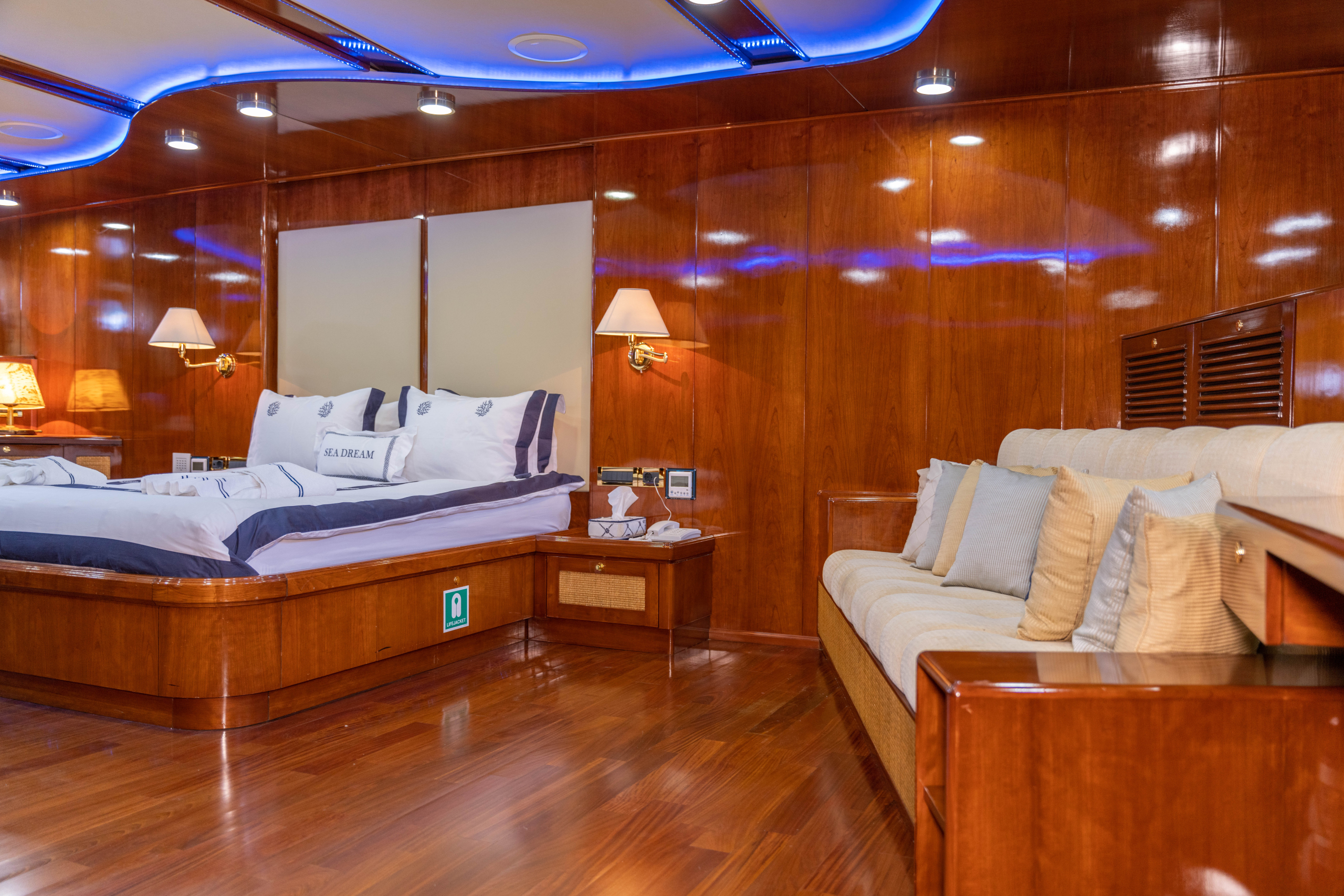 Interior do iate à vela SEA DREAM