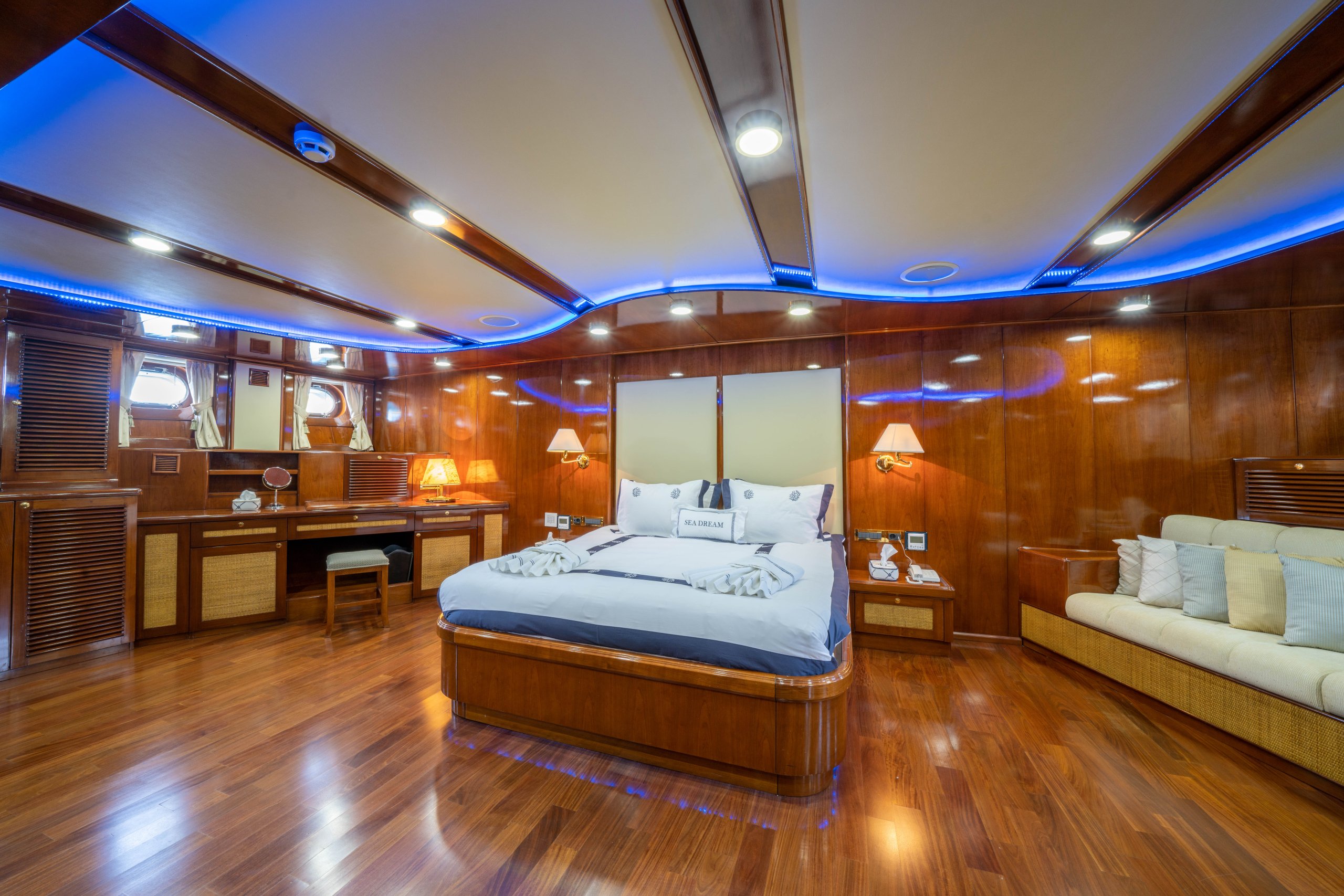 Interior do iate à vela SEA DREAM