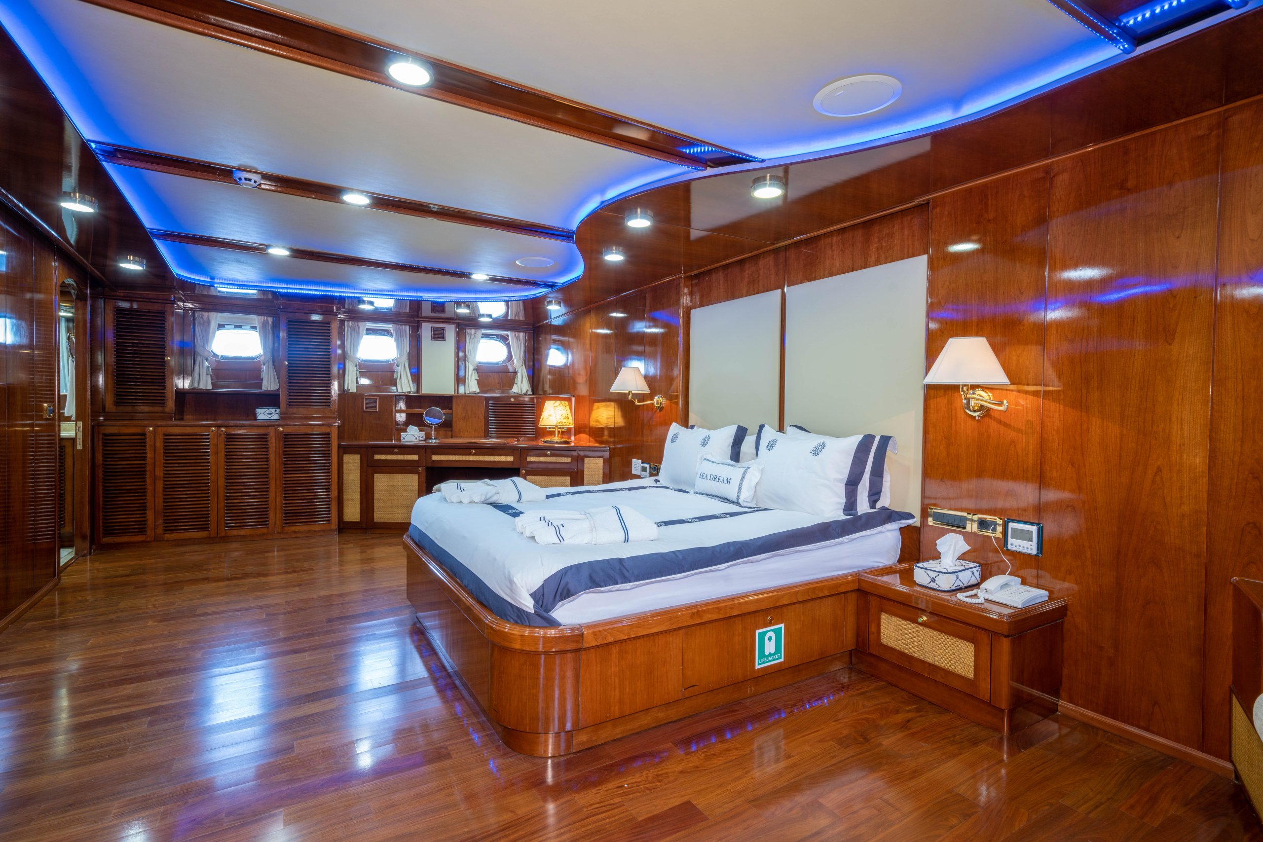 Interior do iate à vela SEA DREAM