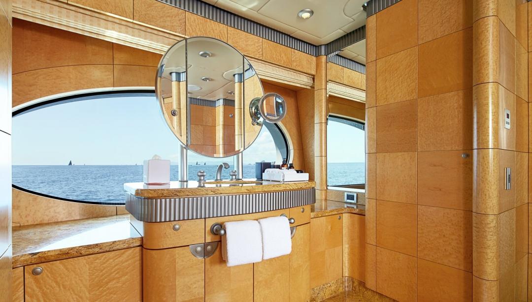 yacht FORTUNATE SUN interno